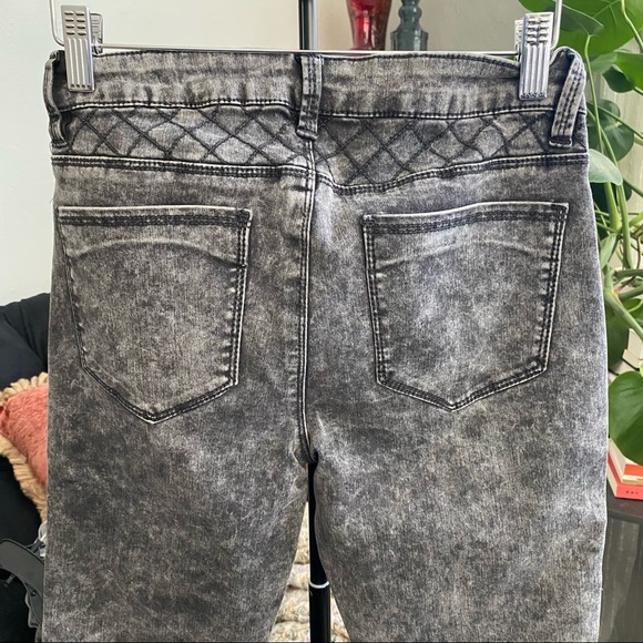 F21 Grey Acid Wash Knee Patch Skinny Jeans - Picture 4 of 5